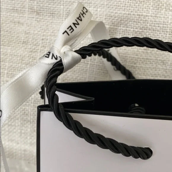 Cute Chanel charm - Picture 3 of 13